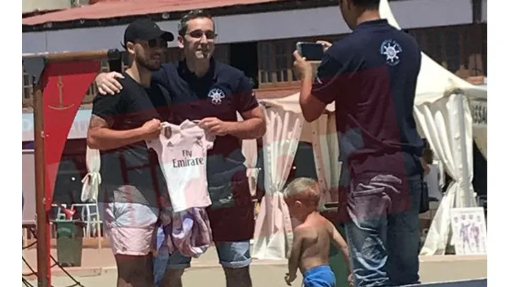 Hazard firma autógrafos merengues y posa con la camiseta del Real Madrid.