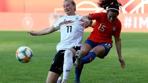 Su Helen Galaz y Alexandra Popp disputan el balón.