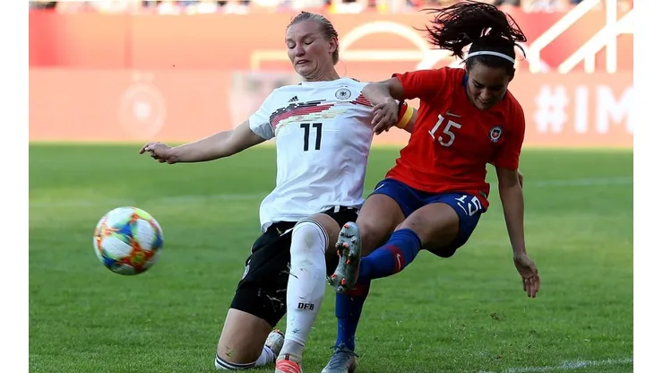 Su Helen Galaz y Alexandra Popp disputan el balón.
