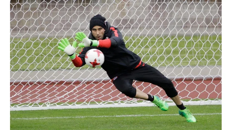 Claudio Bravo entrenando por la Roja