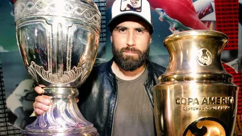 Bravo posa con las copas.