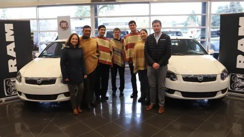 Los campeones del Rodeo Chileno junto a sus vehículos