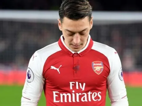 Sin canilleras: Cesc Fabregas barre con el alemán Ozil