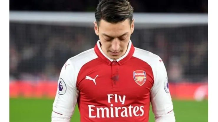 Sin canilleras: Cesc Fabregas barre con el alemán Ozil