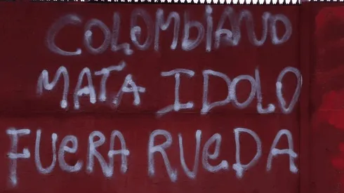 "Colombiano mata ídolo. Fuera Rueda" decía el rayado en Pinto Durán