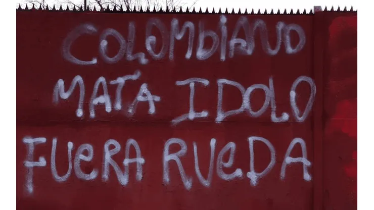 "Colombiano mata ídolo. Fuera Rueda" decía el rayado en Pinto Durán