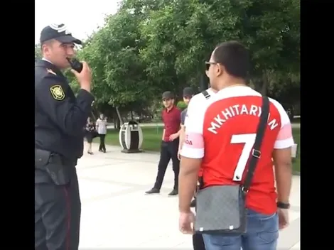 Policías hostigan a hinchas del Arsenal con la camiseta de Mkhitaryan