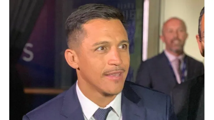 Alexis Sánchez estuvo acompañado por sus perros cuando pasó por la alfombra roja