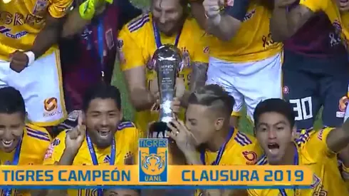 Eduardo Vargas celebrando una nueva copa en México