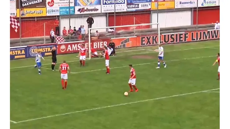El réferi valida su gol.