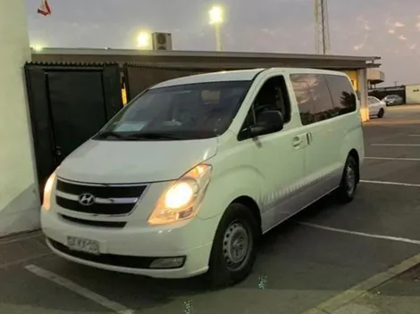 Colo Colo llega en furgoneta al Monumental por bus en panne