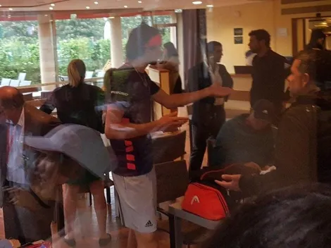 Zverev arma feroz pataleta y pide terminar la final ante Jarry el domingo