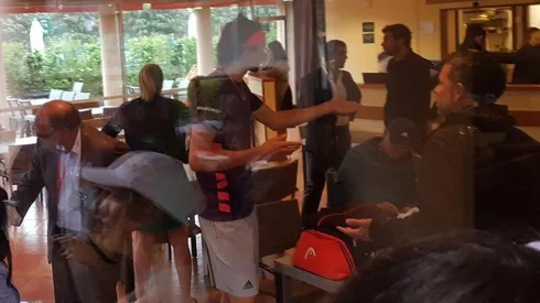 Zverev arma feroz pataleta y pide terminar la final ante Jarry el domingo