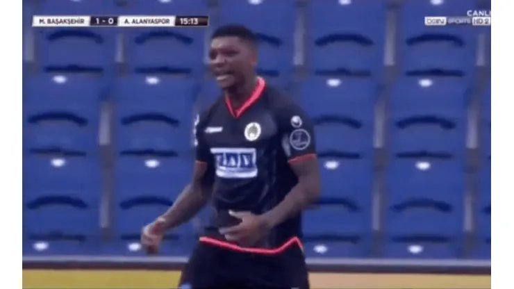Junior Fernandes marca un golazo de cabeza en Turquía