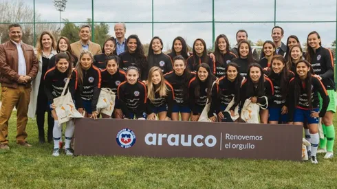 Ronald Fuentes y Nelson Parraguez junto a la Roja Femenina que viajará a Francia.