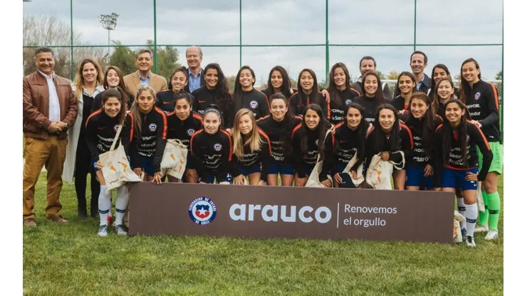 Ronald Fuentes y Nelson Parraguez junto a la Roja Femenina que viajará a Francia.