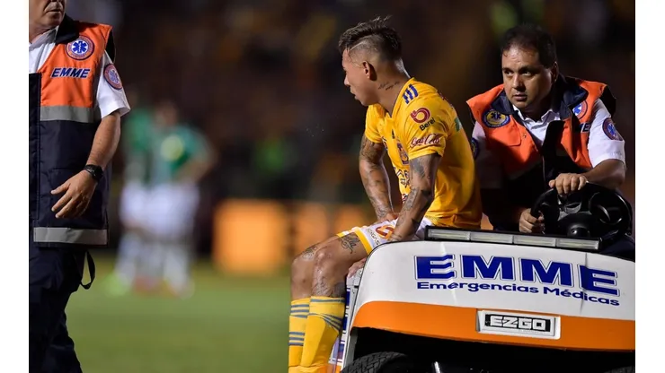Eduardo Vargas hacía un buen partido cuando salió en camilla por lesión