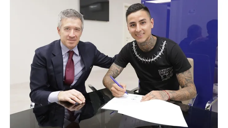 Erick Pulgar en el acto de la renovación de su contrato en Bologna