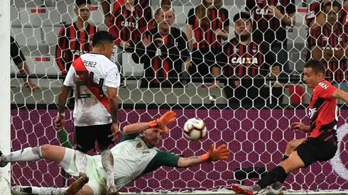 Marcos Ruben levanta el balón a contrapié de Franco Armani para el único gol de la velada