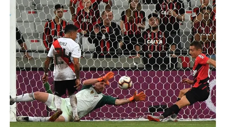 Marcos Ruben levanta el balón a contrapié de Franco Armani para el único gol de la velada