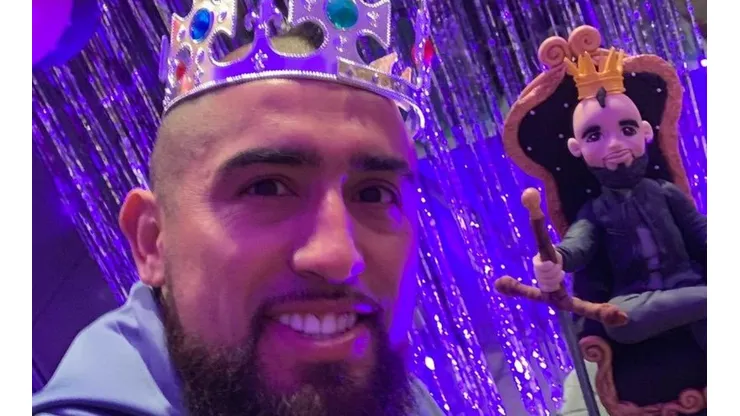 El King se vio contentísimo con su curiosa torta