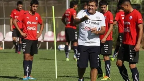 Claudio Vivas recuerda su paso por Chile: "Un equipo Sub 20 no se arma en un día"