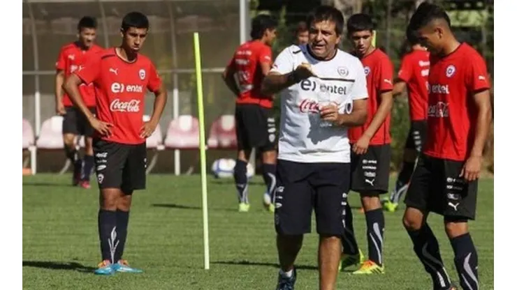 Claudio Vivas recuerda su paso por Chile: "Un equipo Sub 20 no se arma en un día"