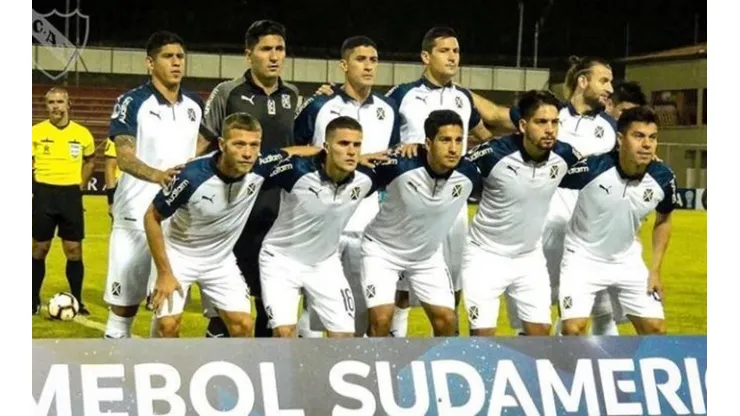 Dos chilenos en el once de Independiente por Copa Sudamericana