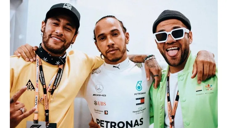 Hamilton mantiene amistad con distintos deportistas. En la imagen con Neymar y Dani Alves