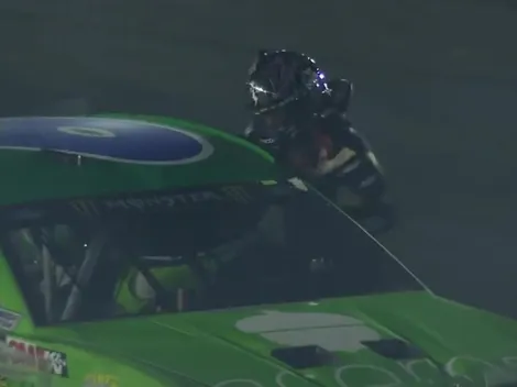 Piloto cascarrabias agarra a combos dentro del auto a su rival en la Nascar