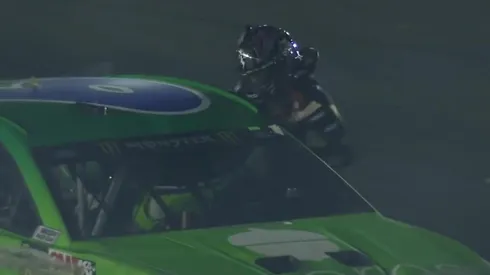 Clint Bowyer mete la mano al auto de su rival para golpearlo