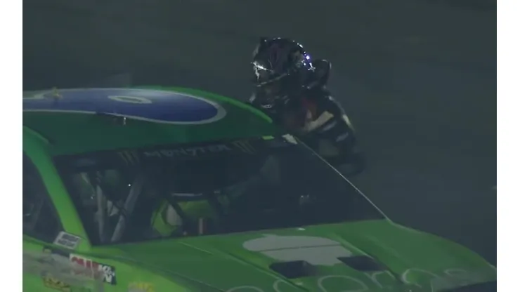 Clint Bowyer mete la mano al auto de su rival para golpearlo