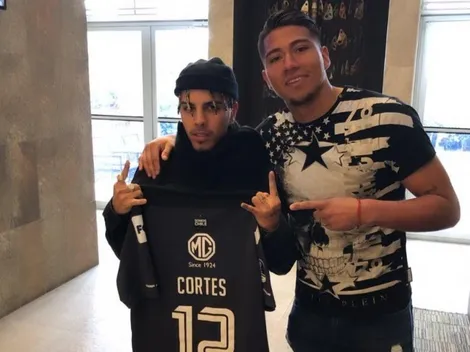 Brayan Cortés aprovecha el tiempo y le regala su camiseta al cantante de trap, Rauw Alejandro