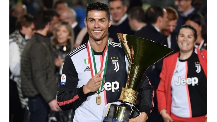 Un loquillo: Ronaldo le pega con la copa a su hijo y novia