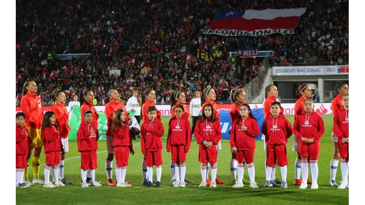 Himno nacional en la Roja femenina