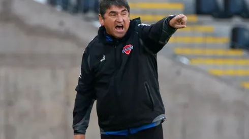 Emiliano Astorga dirigiendo a Ñublense