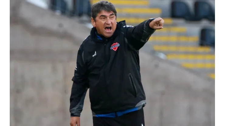 Emiliano Astorga dirigiendo a Ñublense