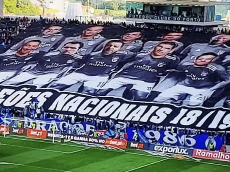 Hinchas del Porto desplegaron un lienzo con todos los árbitros de la liga vestidos con la camiseta del Benfica