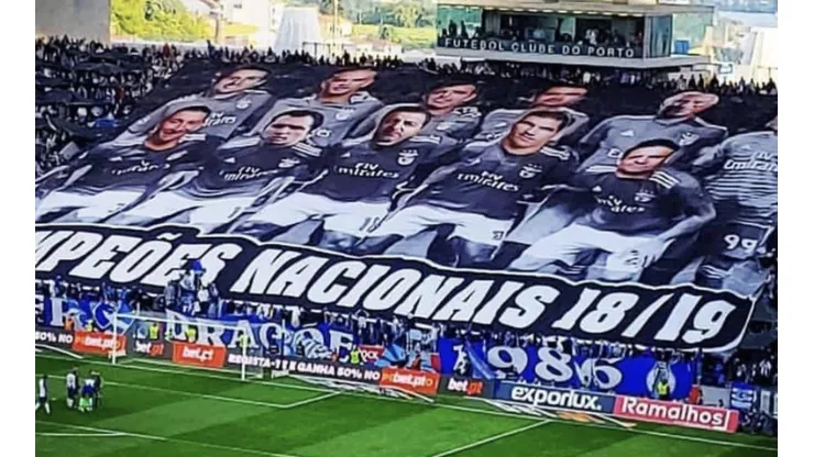 Hinchas del Porto desplegaron un lienzo con todos los árbitros de la liga vestidos con la camiseta del Benfica