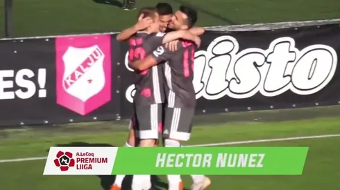 Héctor Núñez (al centro) celebra su primer gol en la liga de Estonia