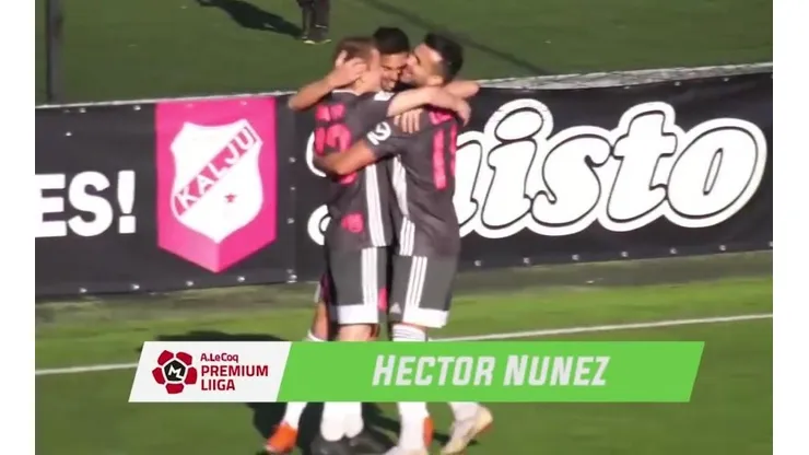 Héctor Núñez (al centro) celebra su primer gol en la liga de Estonia