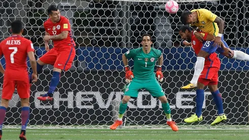 Claudio Bravo no juega por la Roja desde el choque con Brasil en octubre de 2017