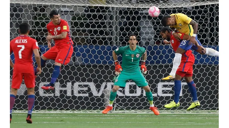 Claudio Bravo no juega por la Roja desde el choque con Brasil en octubre de 2017