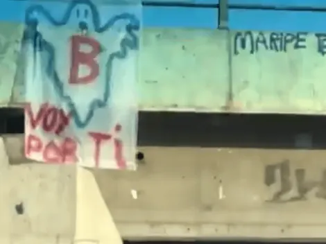 Hinchas albos cuelgan Fantasmas de la B dedicados a la U en la Rotonda Grecia