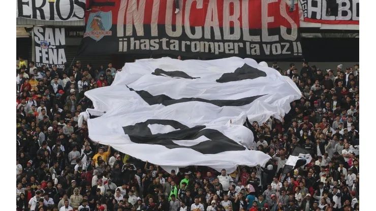 Hinchas de Colo Colo mostraron fantasmas de la B.