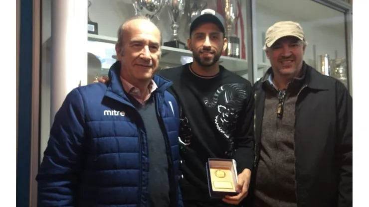 Maripán alienta a la UC en San Carlos y es premiado por su actuación internacional
