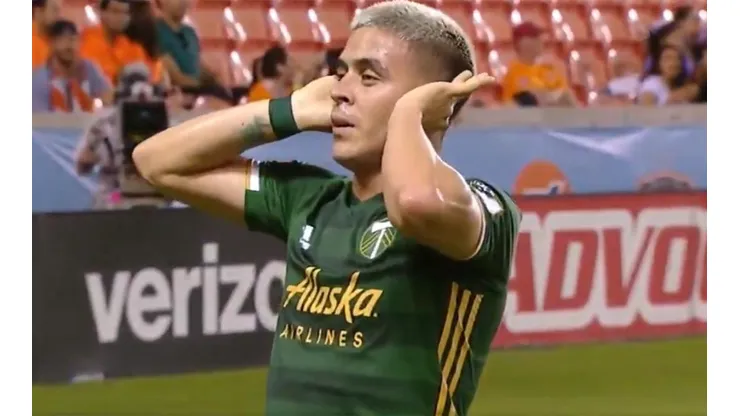 Brian Fernández festeja su primer gol en la MLS.