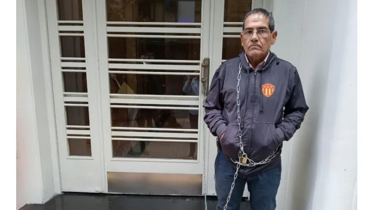 ¡En Argentina esto no pasa! Dirigente se encadena a AFA por errores arbitrales