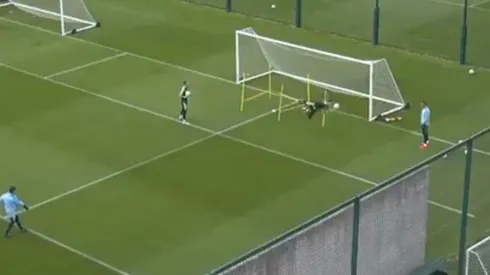 Claudio Bravo se luce en el entrenamiento del City.