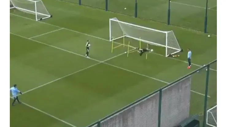 Claudio Bravo se luce en el entrenamiento del City.